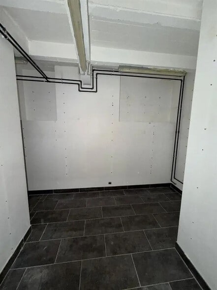 Retail in Paris for lease - Interior Photo - Image 3 of 3