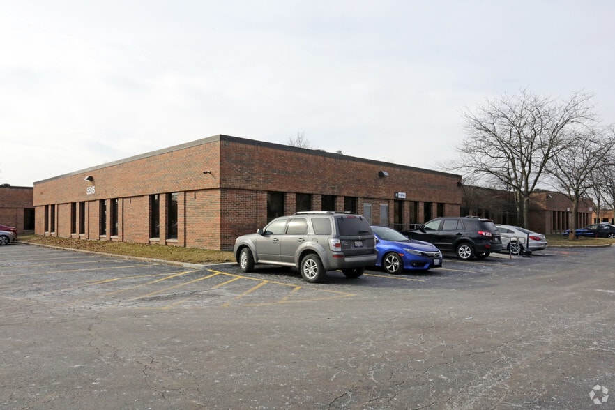 5515 N Cumberland Ave, Chicago, IL for sale - Building Photo - Image 3 of 6