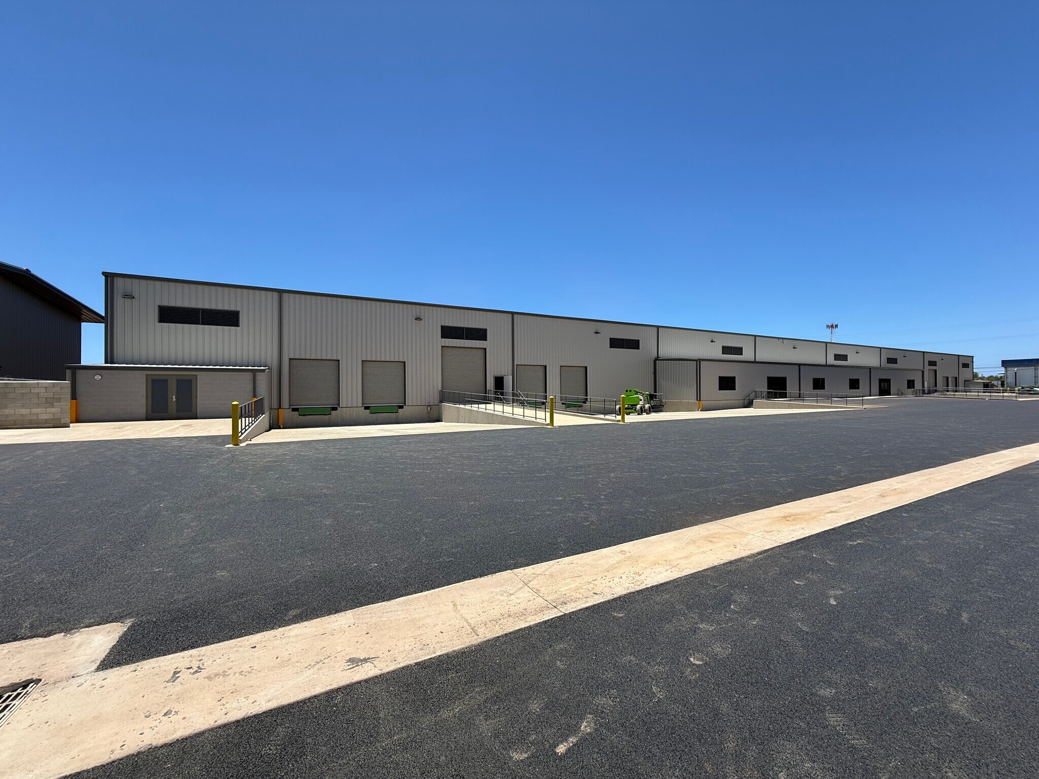 91-209 Kuhela St, Kapolei, HI for lease Building Photo- Image 1 of 9