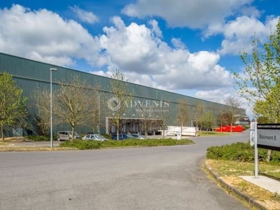 Industrial in Saint Witz for lease - Building Photo - Image 2 of 8