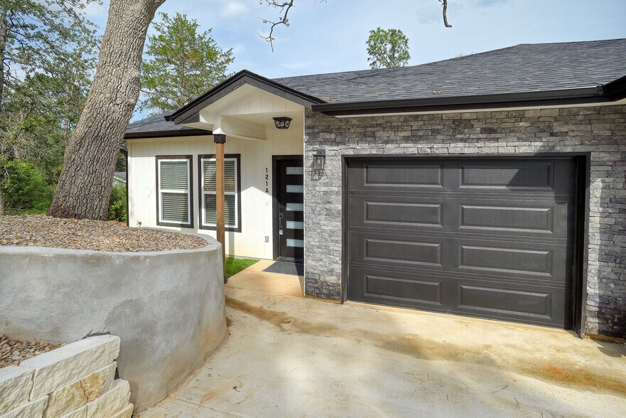 121 S Kanaio Dr, Bastrop, TX à vendre - Photo du bâtiment - Image 2 de 41