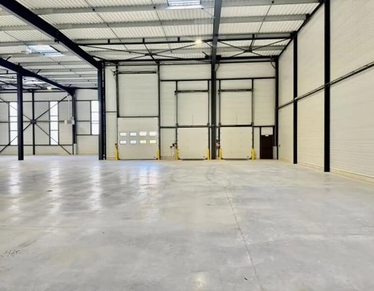 Office in Trappes for lease - Building Photo - Image 3 of 19