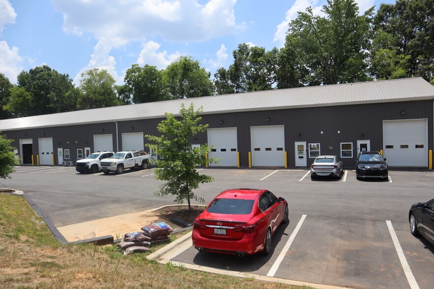 1700 Industrial Center, Charlotte, NC for lease - Building Photo - Image 2 of 9