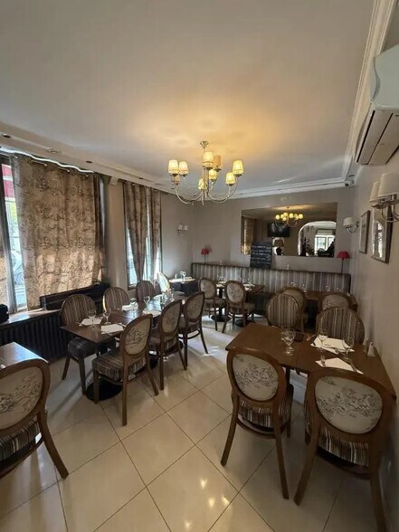 Multifamily in Boulogne-Billancourt for sale - Interior Photo - Image 3 of 10