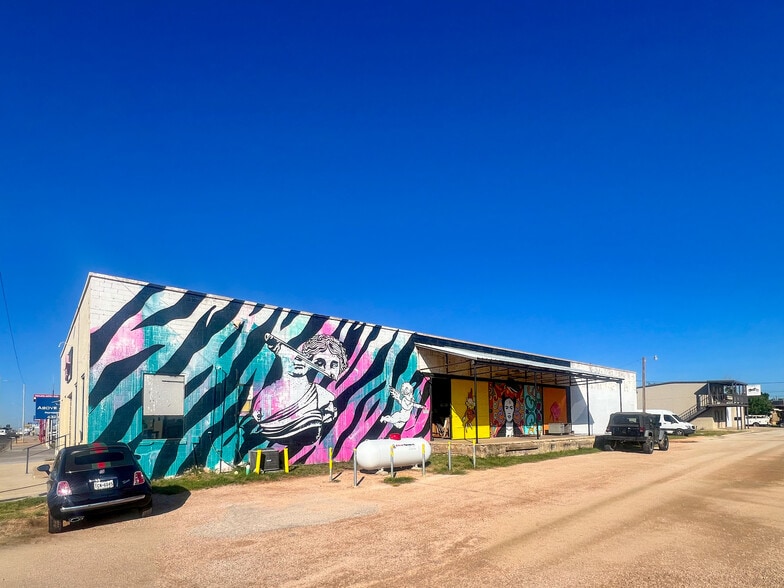 2412 W Wall St, Midland, TX for lease - Building Photo - Image 2 of 21