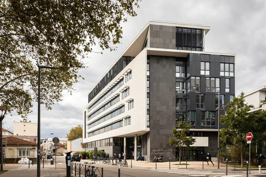 Bureau dans Lyon à vendre - Photo du bâtiment - Image 2 de 13