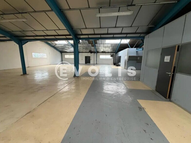 Local d'activités dans Bourgoin-Jallieu à vendre - Photo du bâtiment - Image 3 de 28