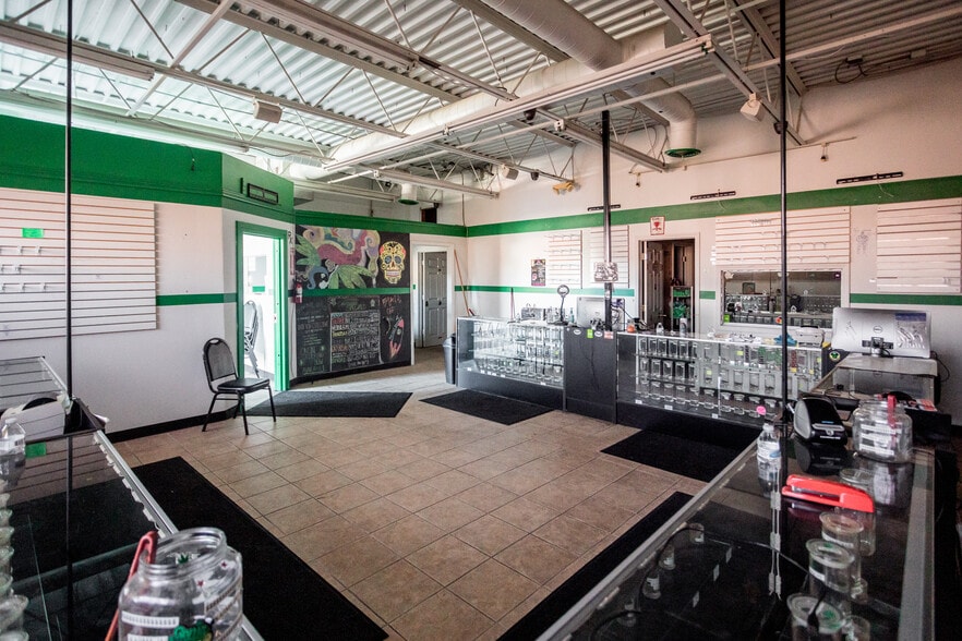 201 W 8 Mile Rd, Detroit, MI for sale - Interior Photo - Image 2 of 9