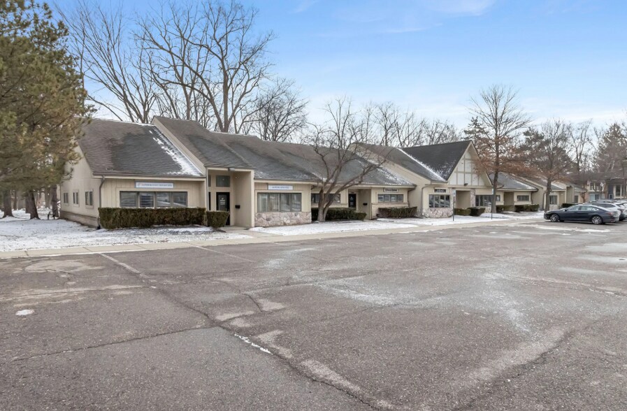 21880-21898 Farmington Rd, Farmington Hills, MI à louer - Photo du bâtiment - Image 2 de 18