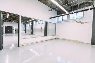 2744 E 11th St, Oakland, CA à louer Photo du bâtiment- Image 2 de 8