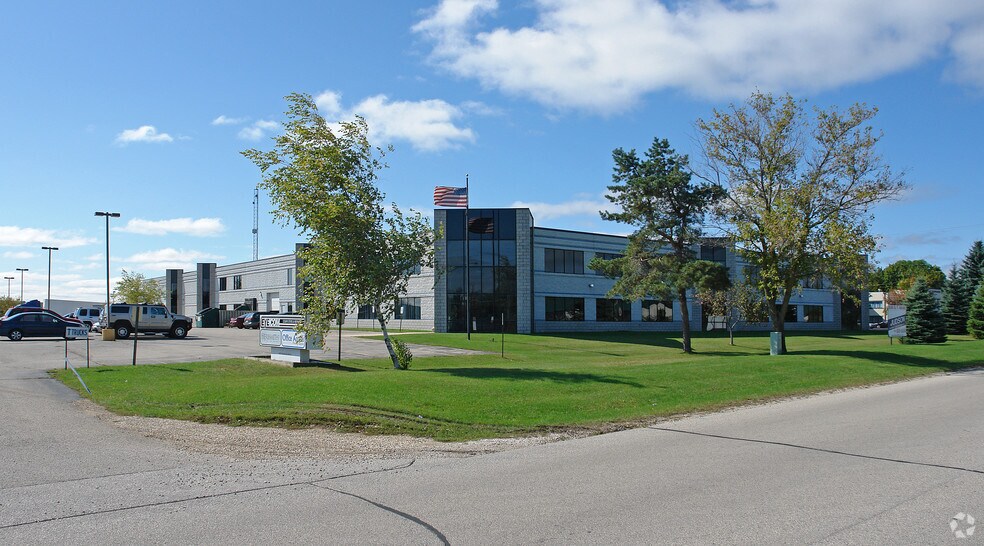 455 E Industrial Dr, Hartland, WI à vendre - Photo principale - Image 1 de 1