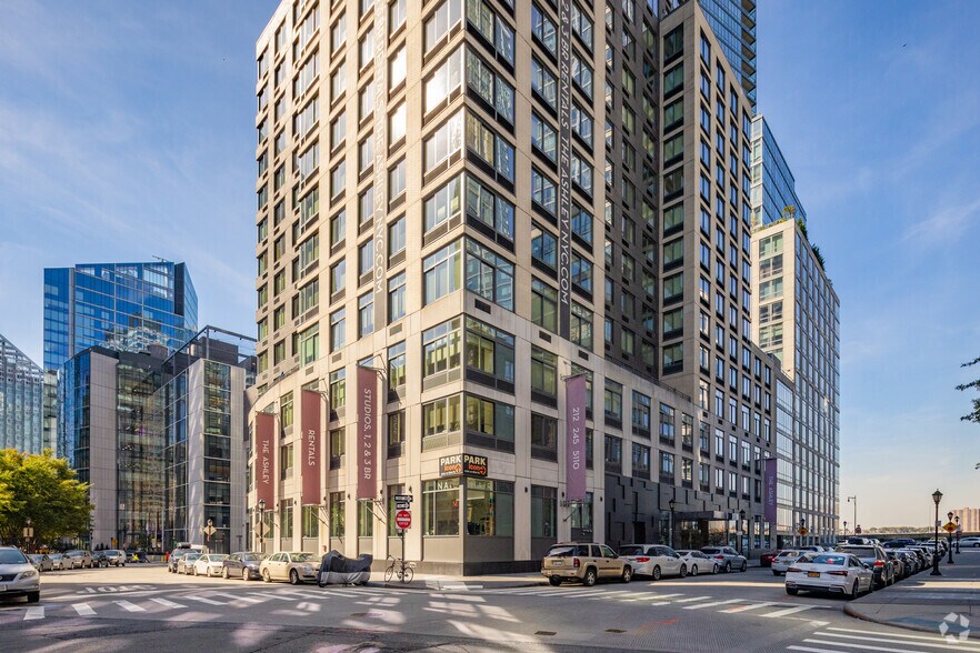 400 W 63rd St, New York, NY à louer - Photo du bâtiment - Image 1 de 48