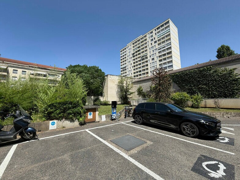Office in Villeurbanne for lease - Building Photo - Image 2 of 13
