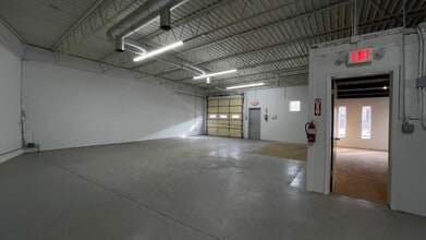 204 N 13th Steet, Saint Charles, IL for lease Interior Photo- Image 2 of 11