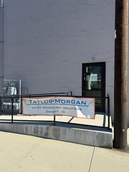 135-145 S Washington, Emmett, ID à louer - Photo du bâtiment - Image 2 de 2