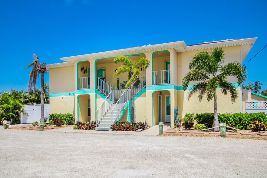 3226 Stringfellow Rd, Saint James City, FL à vendre - Photo du bâtiment - Image 3 de 27