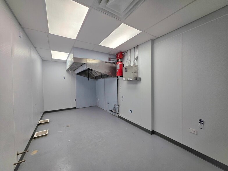 2201 W Howard St, Chicago, IL for lease - Building Photo - Image 3 of 13