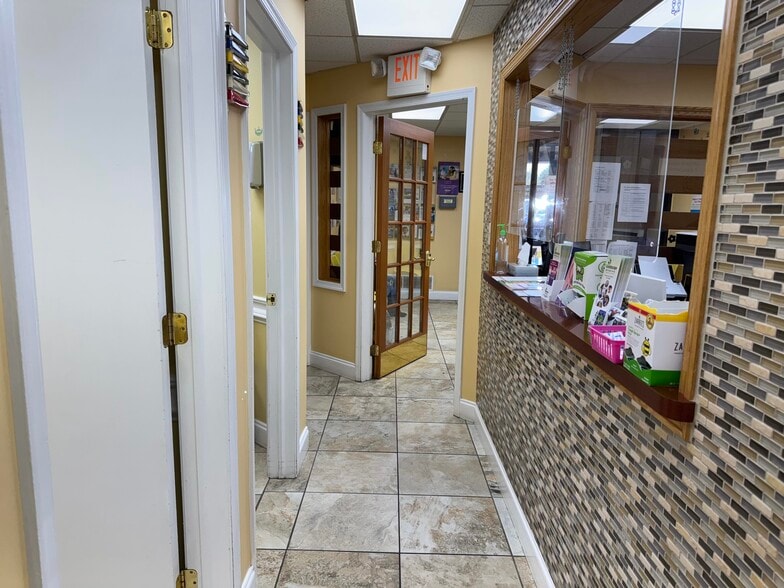 5-10 Brunswick Woods Dr, East Brunswick, NJ à louer - Photo du bâtiment - Image 3 de 9