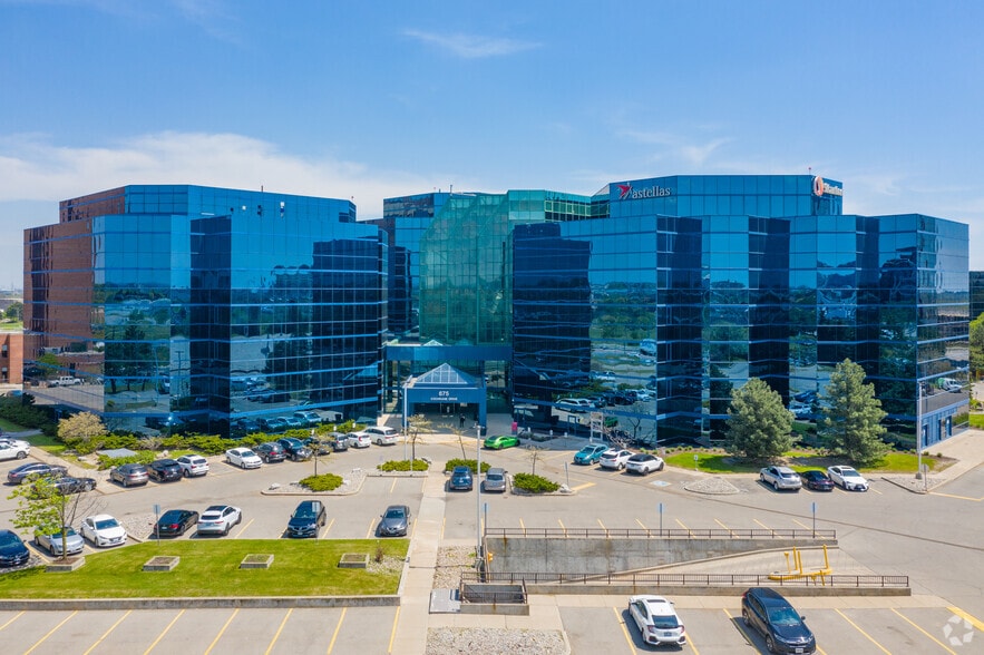 675 Cochrane Dr, Markham, ON à louer - Photo du bâtiment - Image 3 de 11