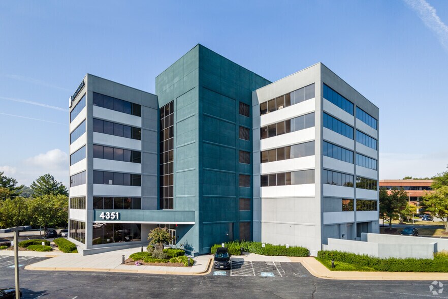 4351 Garden City Dr, Landover, MD à louer - Photo du bâtiment - Image 1 de 11