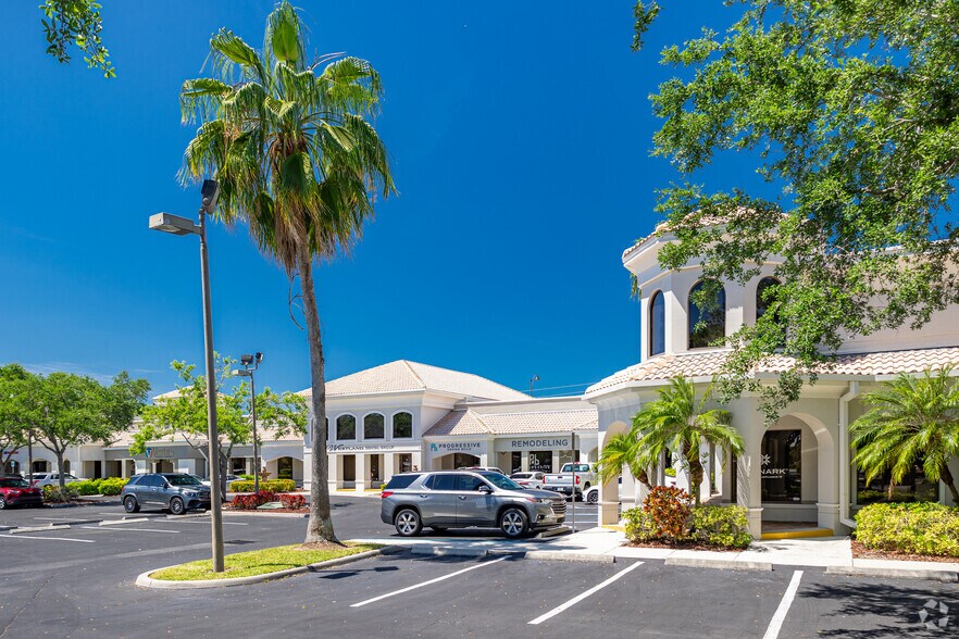 27180 Bay Landing Dr, Bonita Springs, FL à louer - Photo du bâtiment - Image 2 de 9