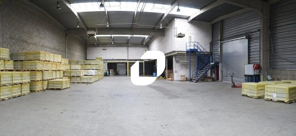 Flex in Chassieu for lease - Interior Photo - Image 3 of 12