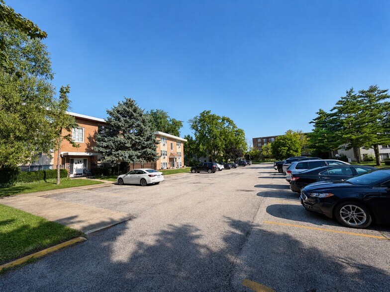 8047 W Foster Ln, Niles, IL à vendre - Photo du bâtiment - Image 3 de 19