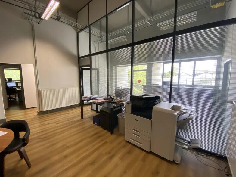 Office in Bègles for lease - Interior Photo - Image 2 of 8