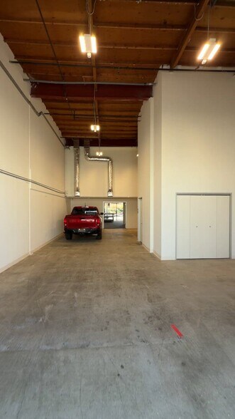 330 Rancheros Dr, San Marcos, CA à louer - Vidéo sur l’inscription commerciale - Image 2 de 16