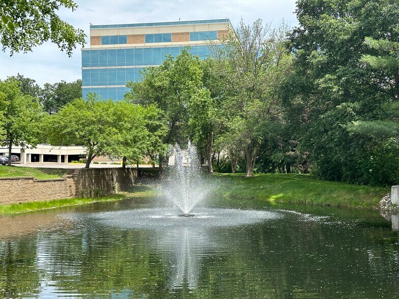 10050 Crosstown Cir, Eden Prairie, MN for lease - Building Photo - Image 3 of 12