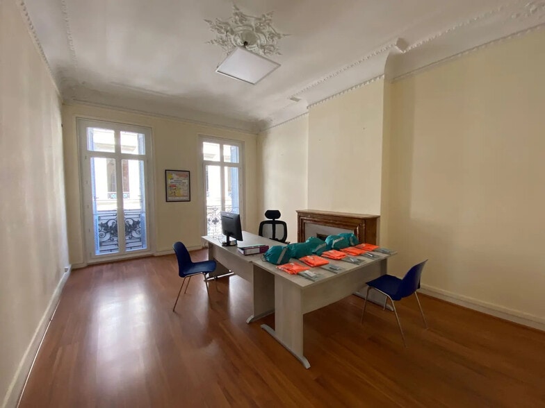 Office in Marseille for lease - Interior Photo - Image 3 of 8