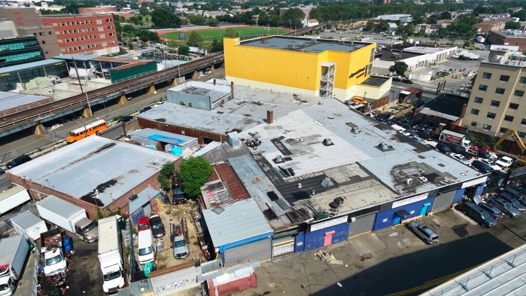 THE SOUTH QUEENS COMMERCIAL PORTFOLIO portefeuille de 12 propriétés à vendre sur LoopNet.ca Photo du bâtiment- Image 1 de 24