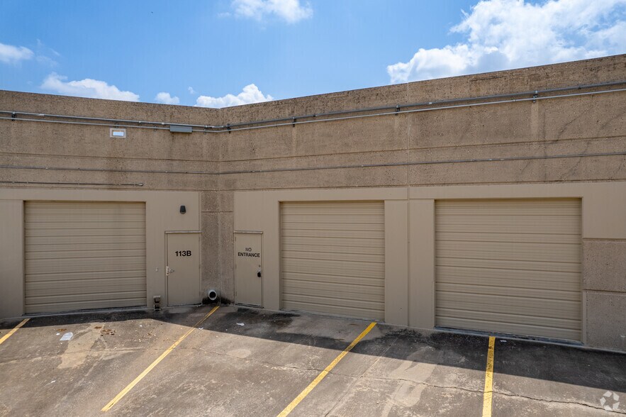 14050 Summit Dr, Austin, TX à louer - Photo du bâtiment - Image 3 de 9