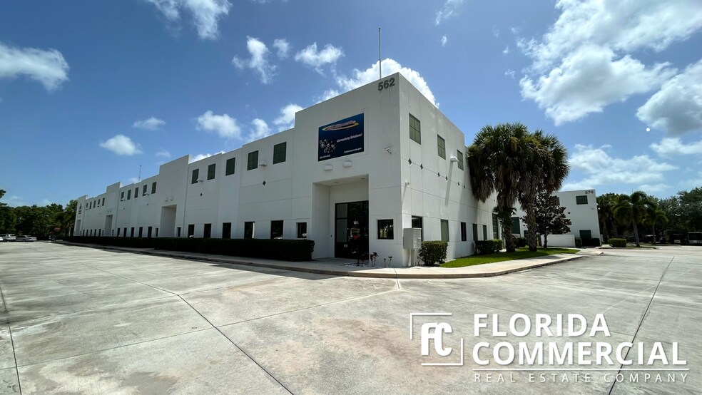 574 NW Mercantile Pl, Port Saint Lucie, FL à louer - Photo du bâtiment - Image 2 de 7