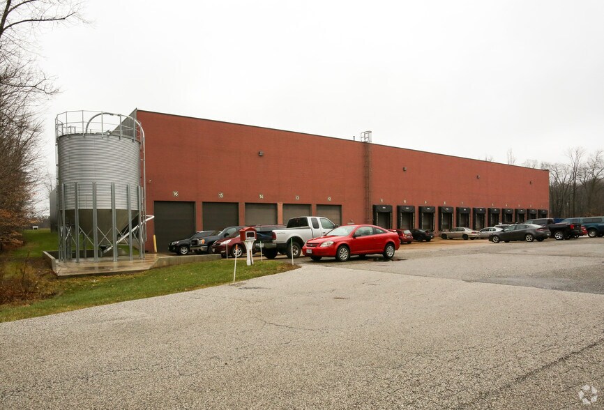 9450 Rosemont Dr, Streetsboro, OH à vendre - Photo du bâtiment - Image 2 de 3