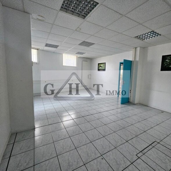 Retail in Charenton-le-Pont for sale - Interior Photo - Image 2 of 5