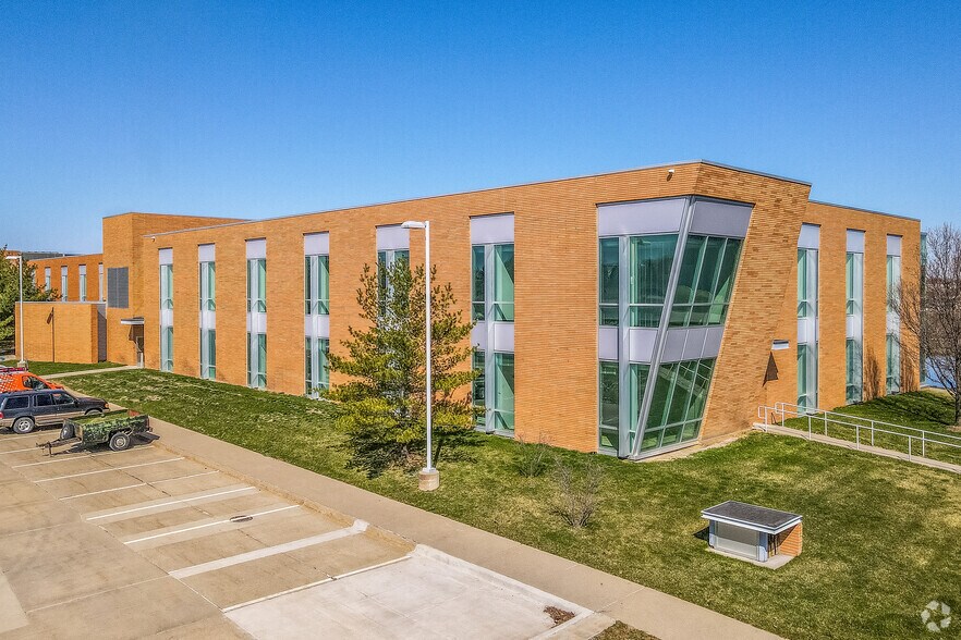 6400 Westown Pky, West Des Moines, IA à louer - Photo du bâtiment - Image 3 de 15