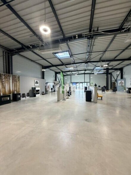 Office in Cormontreuil for lease - Interior Photo - Image 1 of 6