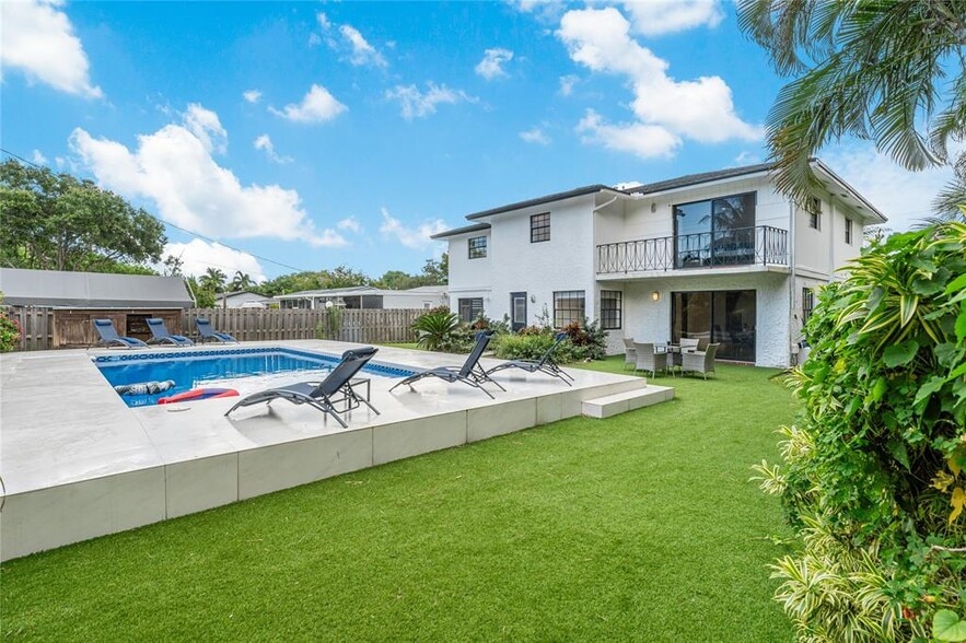 Two Income Producing Duplexes portfolio of 2 properties for sale on LoopNet.ca - Building Photo - Image 3 of 54