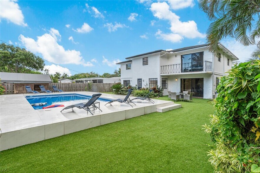 Two Income Producing Duplexes portefeuille de 2 propriétés à vendre sur LoopNet.ca - Photo du bâtiment - Image 3 de 54