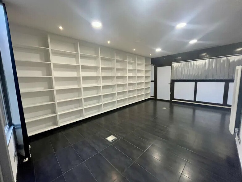 Office in Aix-en-Provence for lease - Interior Photo - Image 3 of 8