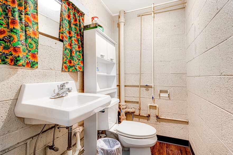 10 W Williamsburg Rd, Sandston, VA à vendre - Photo du bâtiment - Image 1 de 38