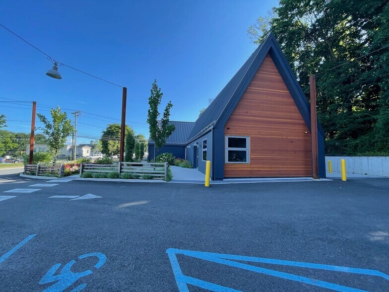 600 E Putnam Ave, Cos Cob, CT à louer - Photo du bâtiment - Image 3 de 21