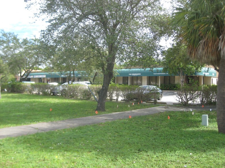 2500 N Powerline Rd, Pompano Beach, FL à louer - Photo du bâtiment - Image 3 de 11