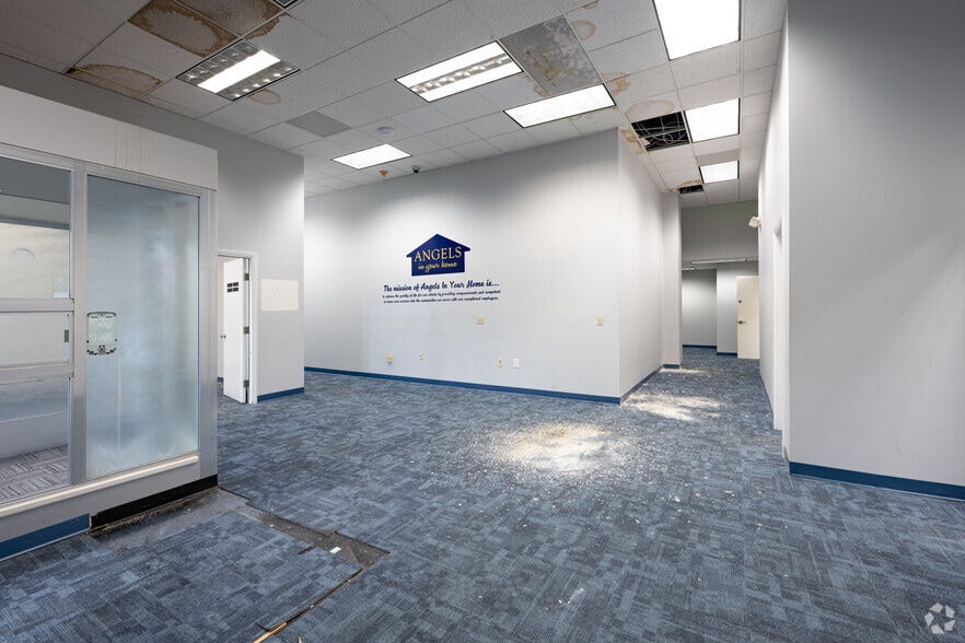 1495 Lake Ave, Rochester, NY for sale - Lobby - Image 3 of 27