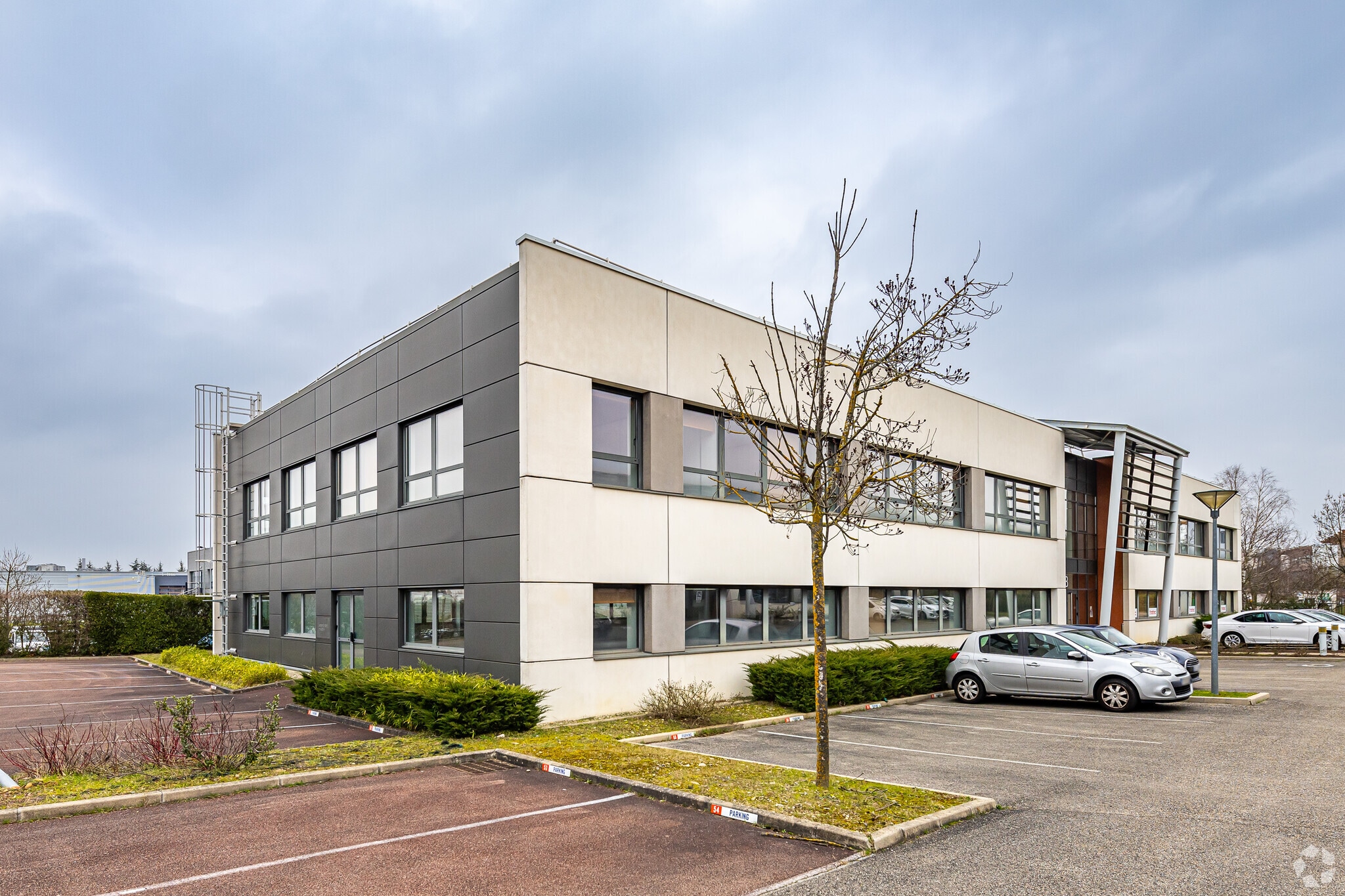 Office in Saint-Priest for lease Primary Photo- Image 1 of 7