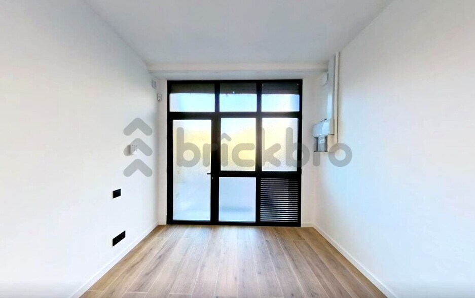 Immeuble residentiel dans Barcelone, Barcelona à vendre - Photo du bâtiment - Image 2 de 4