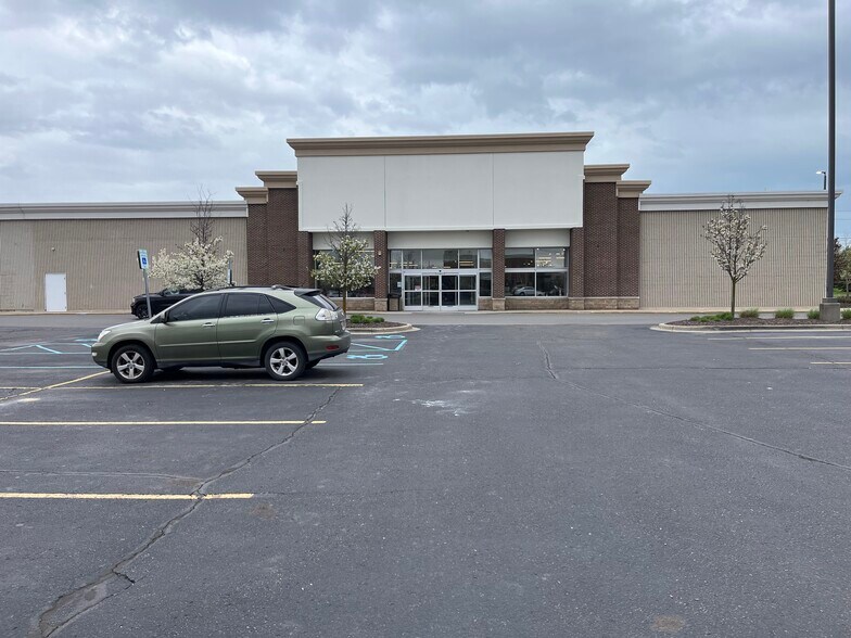 50700-50870 Gratiot Ave, Chesterfield, MI à louer - Photo du bâtiment - Image 2 de 29