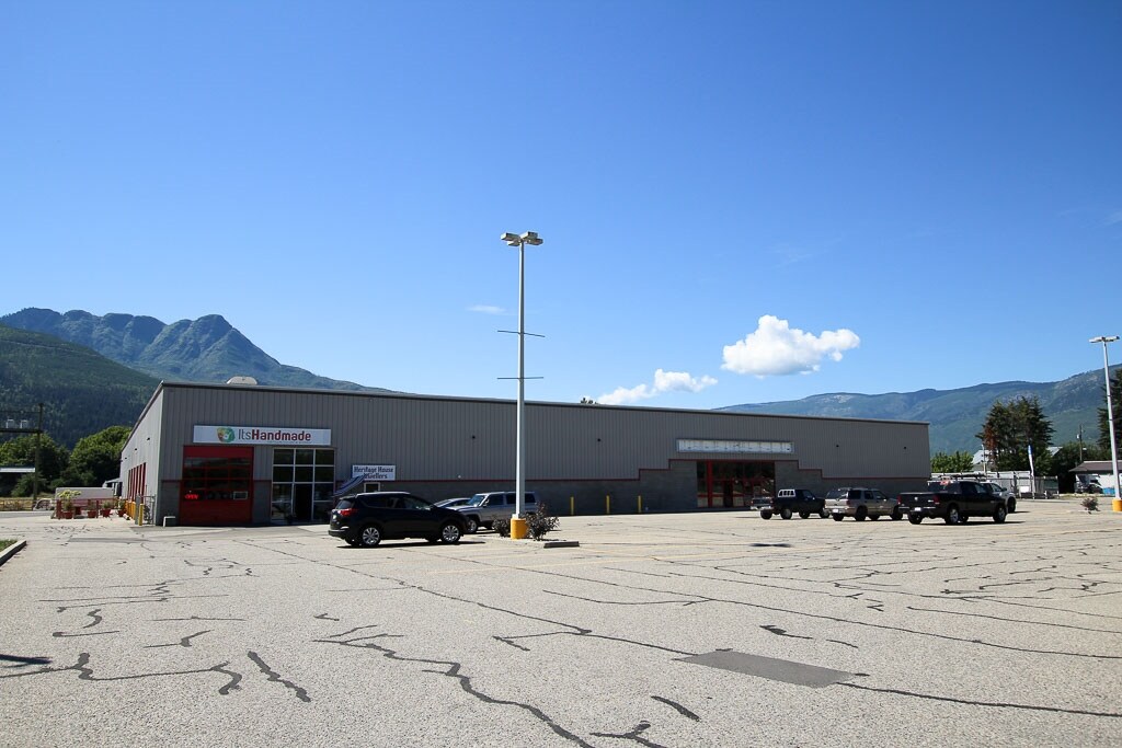 2090 10th Ave SW, Salmon Arm, BC à vendre Photo principale- Image 1 de 1