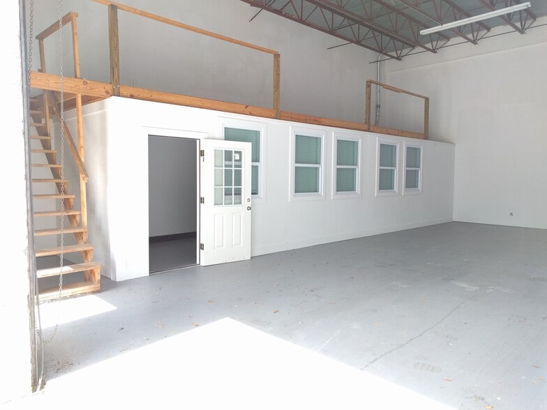 3081 SE Dominica Ter, Stuart, FL for lease - Building Photo - Image 3 of 35